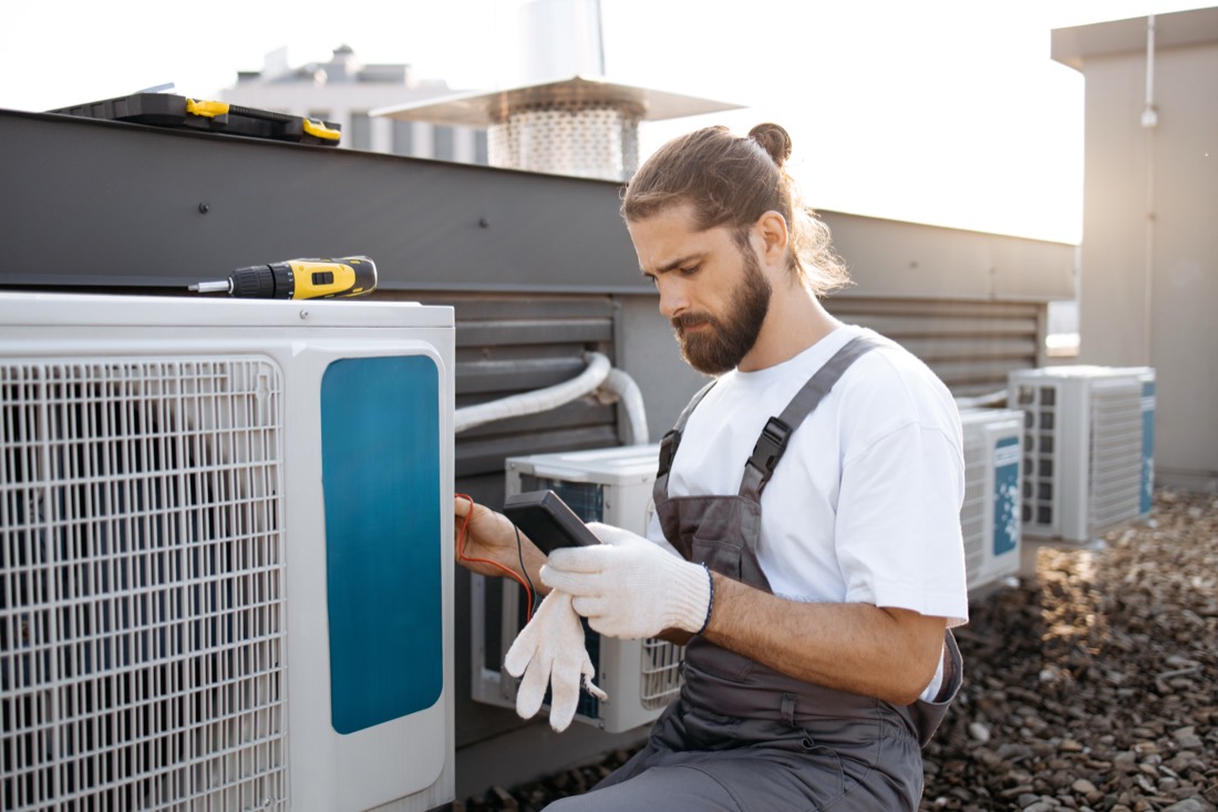 Serwis HVAC - technik podczas przeglądu instalacji
