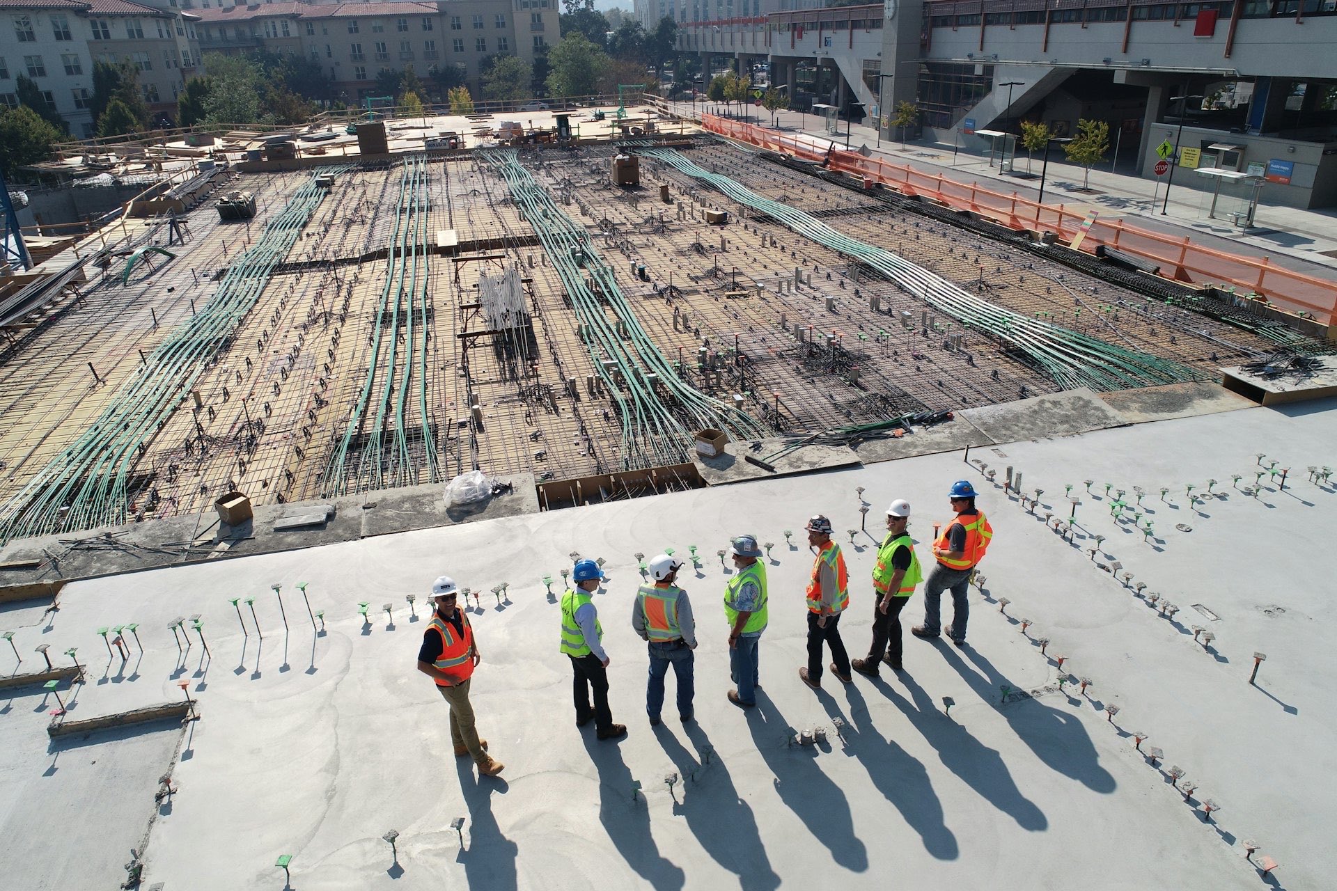 Ekipa Santier w odzieży roboczej i kaskach na placu budowy podczas realizacji instalacji