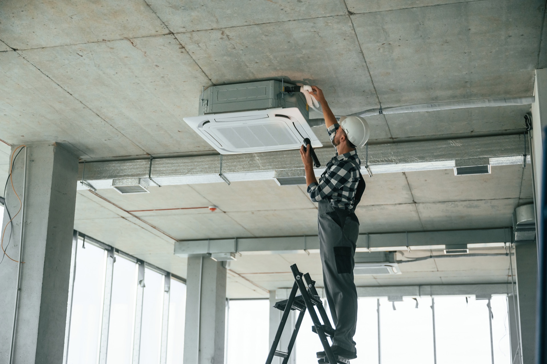 Urządzenia HVAC na dachu obiektu komercyjnego — stała obsługa techniczna