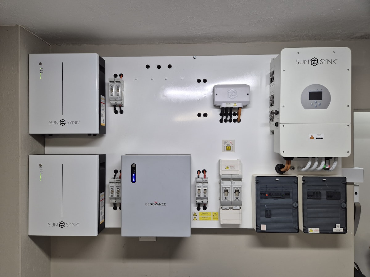 Domowy magazyn energii zamontowany w pomieszczeniu technicznym