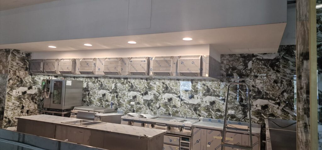 Okapy nad linią gotowania w restauracji Salvia podczas montażu instalacji Santier