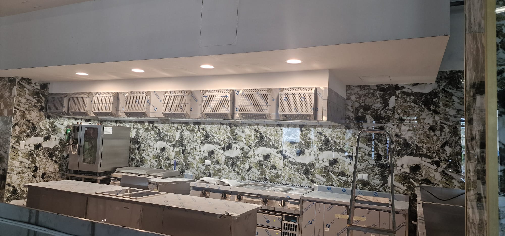 Okapy nad linią gotowania w restauracji Salvia podczas montażu instalacji Santier