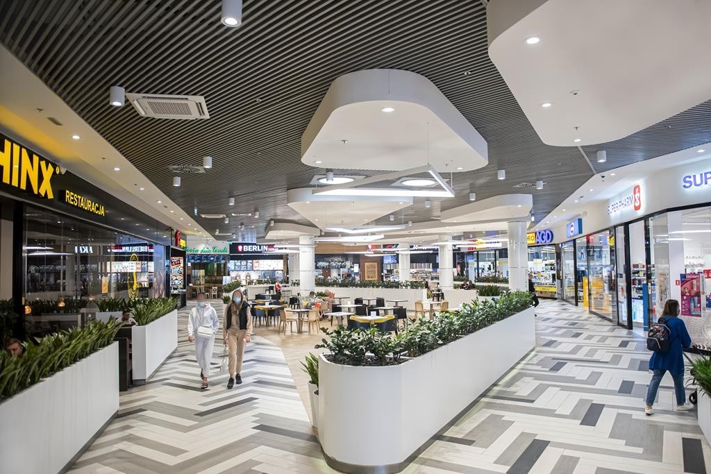 Strefa Food Court w Factory w Modlniczce z restauracjami i częścią wspólną