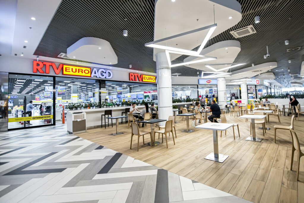 Food Court w Factory w Modlniczce z częścią wspólną i sufitowymi urządzeniami wentylacyjnymi
