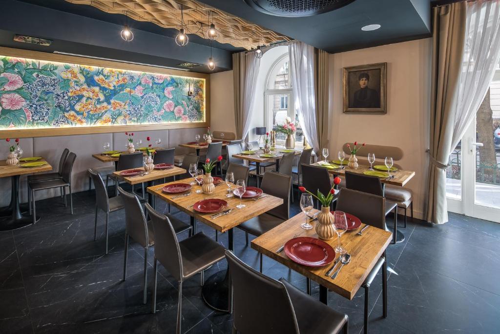 Sala restauracyjna hotelu DReAM w Krakowie z elementem wentylacji w suficie