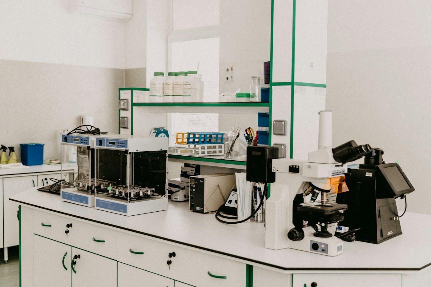 Pomieszczenie laboratoryjne – zdjęcie ilustracyjne