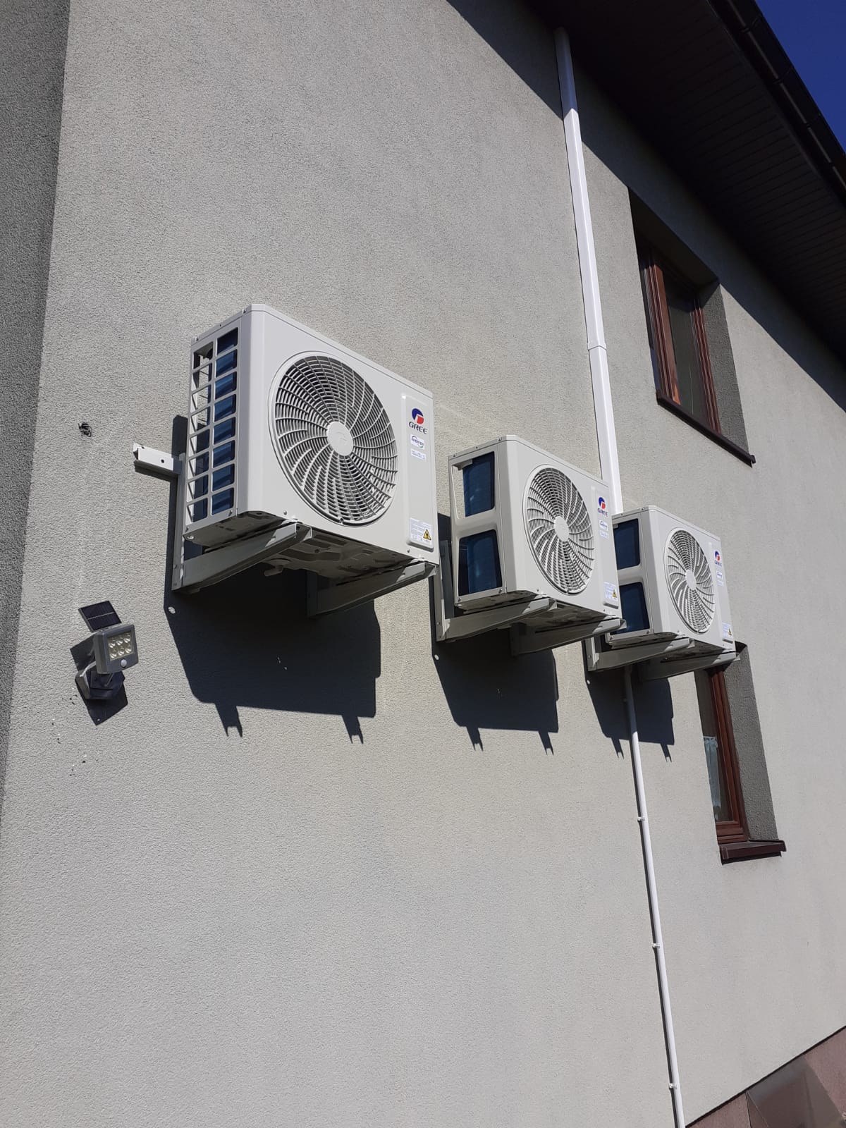 Na elewacji – montaż jednostki zewnętrznej klimatyzacji w Bronowicach