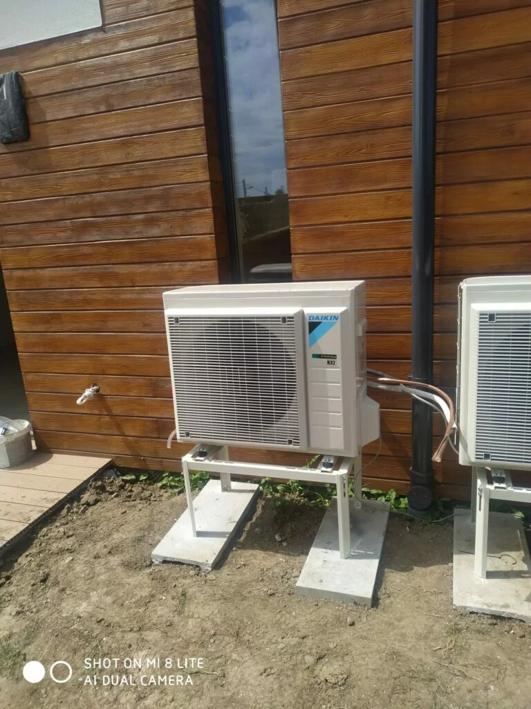 Na tarasie / frame foot – montaż jednostki zewnętrznej klimatyzacji w Bronowicach
