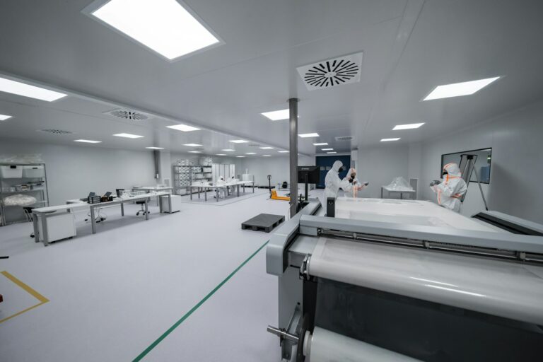 Śluzy osobowe i materiałowe oraz kaskady ciśnień w cleanroomach