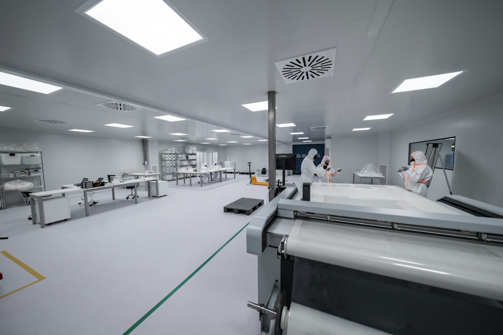 Przykładowe pomieszczenie czyste z instalacjami technologicznymi