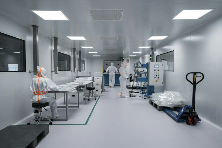 Budowa pomieszczenia czystego – etapy inwestycji i odbioru