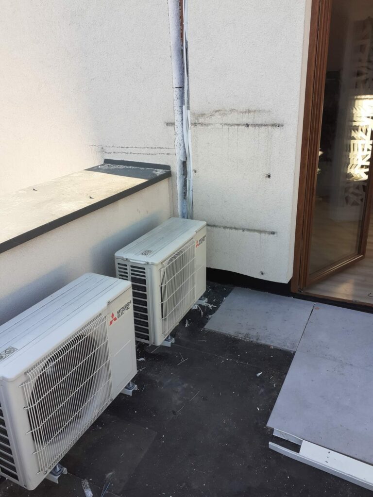 Jednostki zewnętrzne Mitsubishi Electric na balkonie – montaż Santier