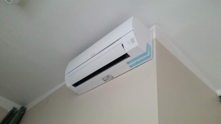 Montaż klimatyzatora Mitsubishi Electric w trakcie realizacji