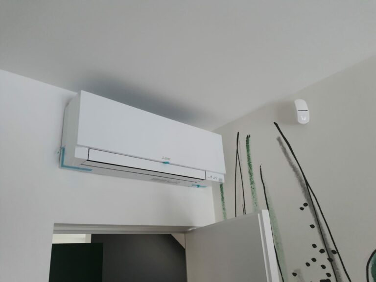 Biała jednostka ścienna Mitsubishi Electric – realizacja Santier