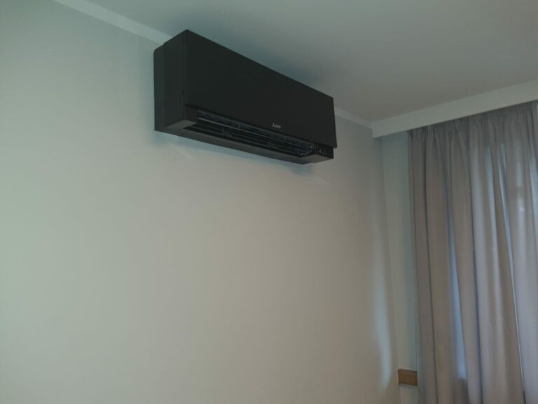 Czarna jednostka Mitsubishi Electric – montaż klimatyzacji Santier