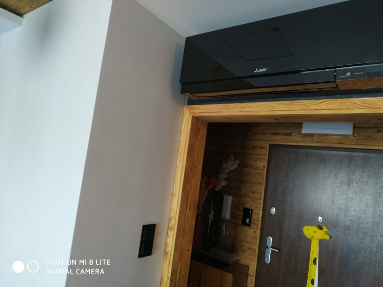 Czarna jednostka Mitsubishi Electric – realizacja Santier